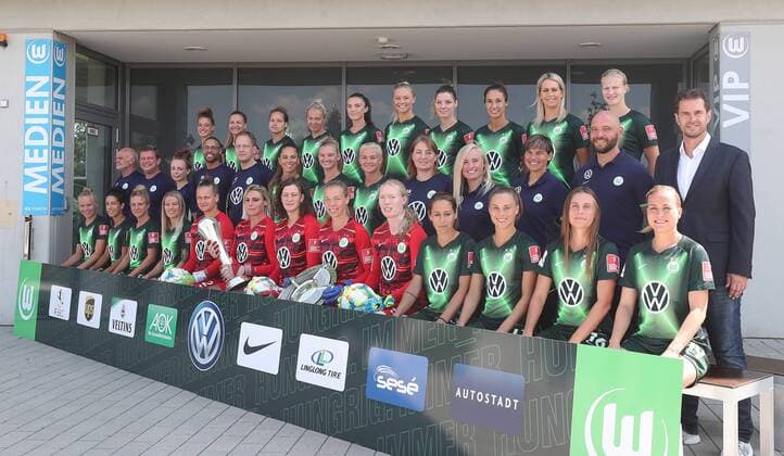 Das Team des VfL Wolfsburg: Obere Reihe v.l. Felicitas Rauch (vfL Wolfsburg), Joelle Wedemeyer (VfL Wolfsburg), Babett Peter (VfL Wolfsburg), Zsanett Jakabfi (VfL Wolfsburg), Ingrid Syrstad Engen (VfL Wolfsburg), Fridolina Rolfoe (vfL Wolfsburg), Dominique Bloodworth (vfL Wolfsburg), Sara Doorsoun (VfL Wolfsburg), Lena Goessling (VfL Wolfsburg), Anna-Lena Stolze (VfL Wolfsburg). Mittlere Reihe, v.l.: Klaus Voss, Betreuer, Joerg Schmidt, Betreuer und Zeugwart, Fee-Maresa Mueller, Physio, Omar Rueppel, Leitender Physio, Dr. Christian Schroeter, Mannschaftsarzt, Sara Bjoerk Gunnarsdottir (VfL Wolfsburg), Alexandra Popp (VfL Wolfsburg), Pernille Harder (VfL Wolfsburg), Donna Newberry , Analystin, Theresa Merk, Co-Trainerin, Ariane Hingst, Co-Trainerin, Cheftrainer Stephan Lerch (VfL Wolfsburg), Ralf Kellermann, Sportlicher Leiter. Untere Reihe, v.l.: Pia-Sophie Wolter (VfL Wolfsburg), Claudia Neto (VfL Wolfsburg), Svenja Huth (VfL Wolfsburg), Lara Dickenmann (VfL Wolfsburg), Friederike Abt (VfL Wolfsburg), Jana Burmeister (VfL Wolfsburg), Almuth Schult (VfL Wolfsburg), Melina Loeck (VfL Wolfsburg), Hedvig Lindahl (VfL Wolfsburg), Anna Blaesse (VfL Wolfsburg), Ewa Pajor (VfL Wolfsburg), Noelle Maritz (VfL Wolfsburg), Kristine Minde (VfL Wolfsburg).