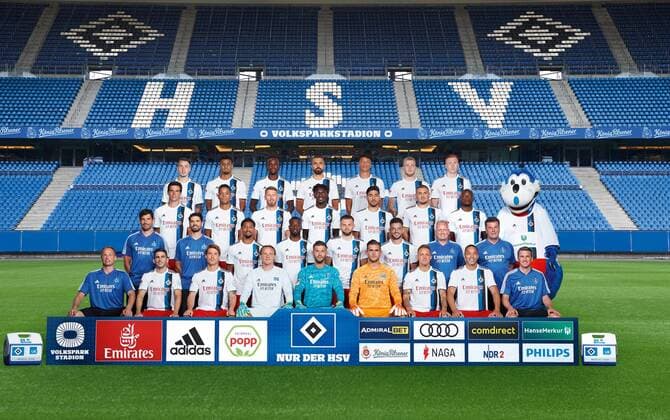 Team HSV, hinten v.l. Adrian Fein, Josha Vagnoman, Gideon Jung, Lukas Hinterseer, Jonas David, Rick van Drongelen, David Bates 3. Reihe v.l. Christoph Moritz, Jan Gyamerah, Aaron Hunt, Bakery Jatta, Berkay Oezcan, Kyriakos Papadopoulos, David Kinsombi, Maskottchen Dino Hermann 2. Reihe v.l. Athletik-Trainer Daniel Muessig, Reha-Trainer Sebastian Capel, Jeremy Dudziak, Khaled Narey, Manuel Wintzheimer, Tim Leibold, Co-Trainer Dirk Bremser, Cheftrainer Dieter Hecking vorn v.l. Torwarttrainer Kai Rabe, Jairo Samperio, Gotoku Sakai, Tom Mickel, Daniel Heuer Fernandes, Julian Pollersbeck, Sonny Kittel, Bobby Wood, Co-Trainer Tobias Schweinsteiger 24.09.15, Hamburg, Mannschaftsfoto Termin, Fussball, GER, Hamburger SV, Porträttermin 2019 2020, 2. Bundesliga, 2.BL,