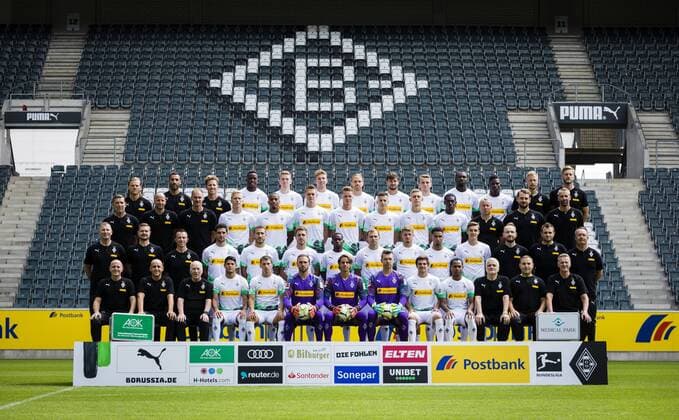 Mönchengladbach, 01.08.2019 (L-R, first row) Übergangstrainer Eugen Polanski, Athletiktrainer Alexander Mouhcine, Athletiktrainer Patrick Eibenberger, Denis Zakaria, Andreas Poulsen, Christoph Kramer, Michael Lang, Tobias Strobl, Louis Beyer, Marcus Thuram, Breel Embolo, Athletiktrainer Quirin Löppert, Athletiktrainer Markus Müller, (L-R, second row) Torwarttrainer Uwe Kamps, Torwarttrainer Steffen Krebs, Co-Trainer Alexander Zickler, Oscar Wendt, Alassane Plea, Matthias Ginter, Nico Elvedi, Laszlo Benes, Torben Müsel, Mamadou Doucoure, Co-Trainer Frank Geideck, Co-Trainer Rene Maric, Cheftrainer Marco Rose, (L-R, third row) Physiotherapeut Dirk Müller, Physiotherapeut Benedikt Bohnen, Masseur Adam Szordykowski, Lars Stindl, Fabian Johnson, Patrick Herrmann, Ibrahima Traore, Tony Jantschke, Michael Cuisance, Keanan Bennetts, Florian Neuhaus, Physiotherapeut Holger Wagner, Physiotherapeut Hendrik Schreiber, Leiter Medizin und Prävention Dr. Andreas Schlumberger, (L-R, back row) Busfahrer und Zeugwart Marcus Breuer, Betreuer Christian Rieger, Betreuer Rolf Hülswitt, Julio Villalba, Stefan Lainer, Torwart Tobias Sippel, Torwart Yann Sommer, Torwart Max Grün, Jonas Hofmann, Raffael, Mannschaftsarzt Dr. Heribert Ditzel, Mannschaftsarzt Dr. Ralf Doyscher, Mannschaftsarzt Dr. Stefan Hertl Porträttermin 2019 2020 Mannschaftsfoto Borussia Mönchengladbach