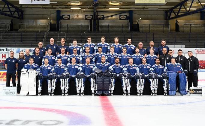 Iserlohn, Deutschland, 06.08.2019, Saison 2019 2020, DEL, Iserlohn Roosters, Mannschaftsfoto und Spielerportraits, Mannschaftsfoto, Teamfoto Saison 2019 2020 Iserlohn Roosters:, sitzend, von links nach rechts: Jonas Neffin, Bobby Raymond, Daine Todd, Jens Baxmann, Alexej Dmitriev, Anthony Peters, Mike Halmo, Marko Friedrich, Ryan O’Connor, Alex Petan, Andreas Jenike., stehend, 1. Reihe, von links nach rechts: Athletiktrainer Bjoern Wienhold, Physiotherapeut Sven Kruse, Mannschaftsarzt Dr. Dirk Mallmann, Physiotherapeut Fabio Wild, Chris Rumble, Jake Weidner, Daniel Weiß, Mike Hoeffel, Brody Sutter, Neal Samanski, Tobias Schmitz, Erik Buschmann, Torwarttrainer Anders Palm, Athletiktrainer Oliver Isdepski, Co-Trainer Jim Midgley, Trainer Jason O’Leary., 2. Reihe, von links nach rechts: Mannschaftsleiter Charles Kirchhoff, Mannschaftsarzt Dr. Bertram Braun, Mannschaftsarzt Dr. Jochen Veit, René Behrens, Tim Fleischer, Julian Lautenschlager, Brett Findlay, Michael Clarke, Teambetreuer Guenther Kapfer, Teambetreuer Andre Grillo, Teambetreuer Thorsten Weber. ( Iserlohn North Rhine-Westphalia Germany eu-images-09-521-023861