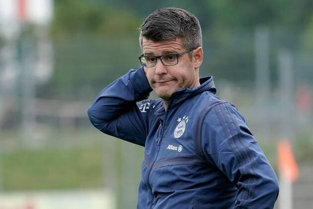Jens Scheuer (Trainer, Cheftrainer, FCB), Einzelbild, Aktion, Action, enttäuscht schauend, Enttäuschung, Frustration, disappointed, pessimistisch, am Spielfeldrand, an der Seitenauslinie, 17.08.2019, Freiburg (Deutschland), Fussball, Flyeralarm Frauen-Bundesliga, SC Freiburg - FC Bayern München, DFB DFL REGULATIONS PROHIBIT ANY USE OF PHOTOGRAPHS AS IMAGE SEQUENCES AND OR QUASI-VIDEO.