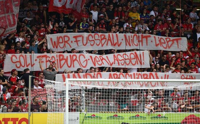 17.08.2019, xfux, Fussball 1.Bundesliga, SC Freiburg - 1. FSV Mainz 05, azspor, emspor, v.l. Fans SC Freiburg, Fan, Stimmung, Trikot, Schal, Fahne, Emotionen mit einem Banner gegen Mandic Protest (DFL DFB REGULATIONS PROHIBIT ANY USE OF PHOTOGRAPHS as IMAGE SEQUENCES and or QUASI-VIDEO) Freiburg
