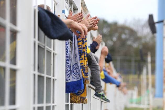 1. FC Lok Leipzig vs. Energie Cottbus, Regionalliga-Nordost, 17.08.19 Fussball, Regionalliga Nordost, Saison 2019 2020, 4. Spieltag: 1. FC Lok Leipzig vs. FC Energie Cottbus am 17.08.19 im Bruno-Plache-Stadion, Leipzig Probstheida. Im Bild: Fans, Zuschauer, Schal, Emblem, Zaun, Symbolbild, Feature Copyright: xBEAUTIFULxSPORTS JanxKaeferx
