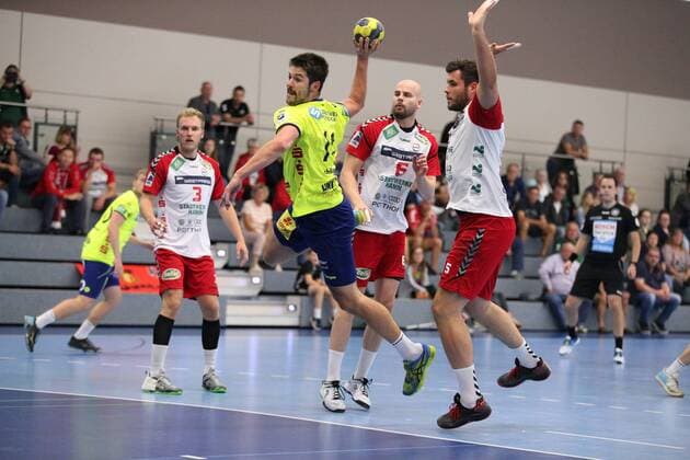 Maximilian Schuetze (HC Empor Rostock 11) vorbei an v.l. Fabian Huesmann (ASV Hamm-Westfalen 3), Markus Fuchs (ASV Hamm-Westfalen 6), Jan Brosch (ASV Hamm-Westfalen 5) GER, Handball, DHB Pokal, 1. Runde, Gruppe Nord, Turnier 4, Finale, HC Empor Rostock gegen ASV Hamm-Westfalen, 18.08.2019 Minden Copyright: xEIBNER JanxStrohdiekx EP_JSK