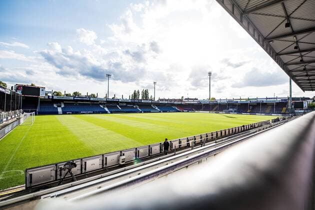 Fußball, Stadiongeschichte VfL Osnabrück 19.08.2019, xfux, Fussball 2.Bundesliga, VfL Osnabrueck - SV Darmstadt 98, emonline, emspor, v.l. Ansicht, Uebersicht Stadion an der Bremen Bruecke, Innenraum, Rasen, Spielfeld, Tribuene, Linie, Feld, Rasen, Himmel, Sonne, Lilia Weiß, Wolken (DFL DFB REGULATIONS PROHIBIT ANY USE OF PHOTOGRAPHS as IMAGE SEQUENCES and or QUASI-VIDEO) Osnabrueck