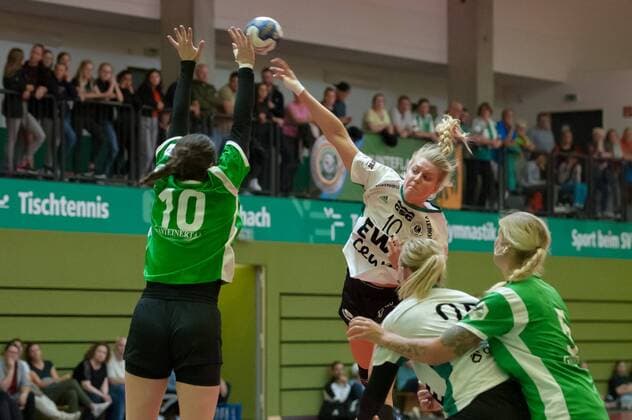v.li.: Alina Defayay (SV Werder Bremen, 10) und Kathrin Pichelmeier (VfL Oldenburg, 10) beim Wurf, Spielszene, Aktion, Action, 20.08.2019, Bremen (Deutschland), Handball, Testspiel Frauen, SV Werder Bremen - VfL Oldenburg