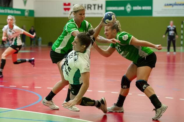 v.li.: Stefanie Güter (SV Werder Bremen, 5), Kristina Logvin (VfL Oldenburg, 22) und Rabea Neßlage (SV Werder Bremen, 13) im Dreikampf, Zweikampf, Spielszene, Aktion, Action, 20.08.2019, Bremen (Deutschland), Handball, Testspiel Frauen, SV Werder Bremen - VfL Oldenburg