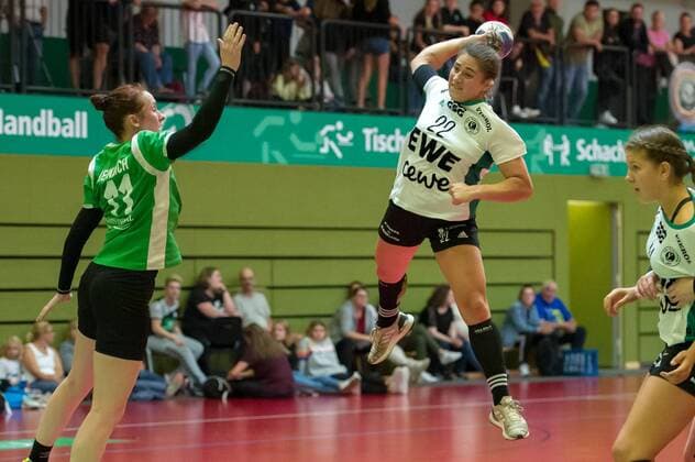 v.li.: Lotta Heinrich (SV Werder Bremen, 11) und Kristina Logvin (VfL Oldenburg, 22) beim Wurf, Spielszene, Aktion, Action, 20.08.2019, Bremen (Deutschland), Handball, Testspiel Frauen, SV Werder Bremen - VfL Oldenburg