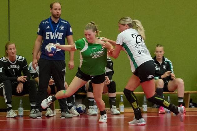 v.li.: Kathleen Hertes (SV Werder Bremen, 9) und Myrthe Schoenaker (VfL Oldenburg, 28) im Zweikampf, Duell, Spielszene, Aktion, Action, 20.08.2019, Bremen (Deutschland), Handball, Testspiel Frauen, SV Werder Bremen - VfL Oldenburg
