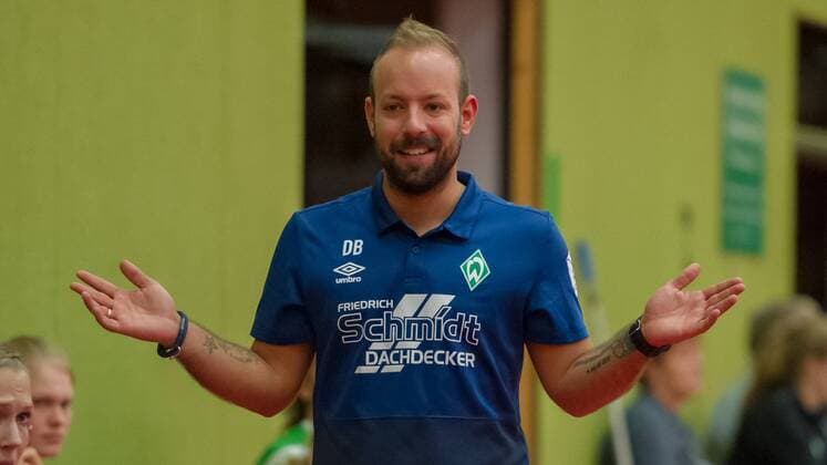 Dominic Buttig (Trainer, Cheftrainer, SV Werder Bremen) gibt Anweisungen, gestikuliert, mit den Armen gestikulieren, breitet die Arme aus, lächelt, lacht, Portrait, Nahaufnahme, Einzelfoto, Einzelbild, 20.08.2019, Bremen (Deutschland), Handball, Testspiel Frauen, SV Werder Bremen - VfL Oldenburg
