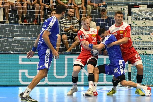 26 Lucas Firnhaber ( 26 TuSEM Essen) und 22 Dennis Szczesny ( 22 Tu9EM Essen) 9 Tin Kontrec ( 9 VfL Gummersbach) ,, VfL Gummersbach - TuSEM Essen, Handball, Maenner, 2. Liga, Liqui Moly Handball Bundesliga, 1. Spieltag, 28.08.2019, - VfL Gummersbach - TuSEM Essen, , Handball, Liqui Moly 2. Handball Bundesliga, Maenner, Soielzeit 2019 20 Gummersbach Copyright: xEIBNER JuergenxAugstx EP_JOGI