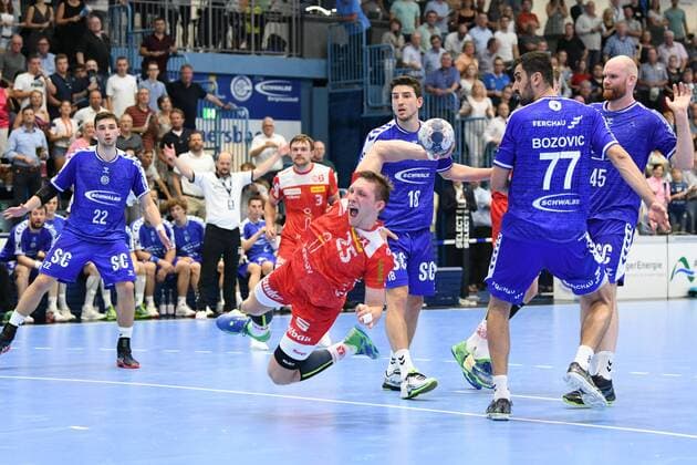 25 Justin Müller ( 25 TuSEM Essen) beim Wurf ueber den Boden, , VfL Gummersbach - TuSEM Essen, Handball, Maenner, 2. Liga, Liqui Moly Handball Bundesliga, 1. Spieltag, 28.08.2019, - VfL Gummersbach - TuSEM Essen, , Handball, Liqui Moly 2. Handball Bundesliga, Maenner, Soielzeit 2019 20 Gummersbach Copyright: xEIBNER JuergenxAugstx EP_JOGI