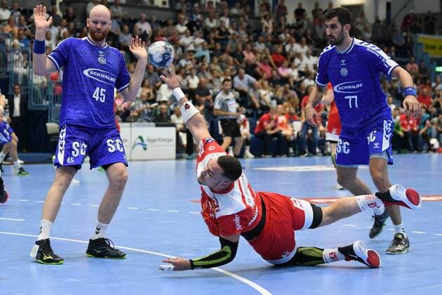 17 Rolando Urios Gonzalez ( 17 TuSEM Essen) beim Wurf, VfL Gummersbach - TuSEM Essen, Handball, Maenner, 2. Liga, Liqui Moly Handball Bundesliga, 1. Spieltag, 28.08.2019, - VfL Gummersbach - TuSEM Essen, , Handball, Liqui Moly 2. Handball Bundesliga, Maenner, Soielzeit 2019 20 Gummersbach Copyright: xEIBNER JuergenxAugstx EP_JOGI