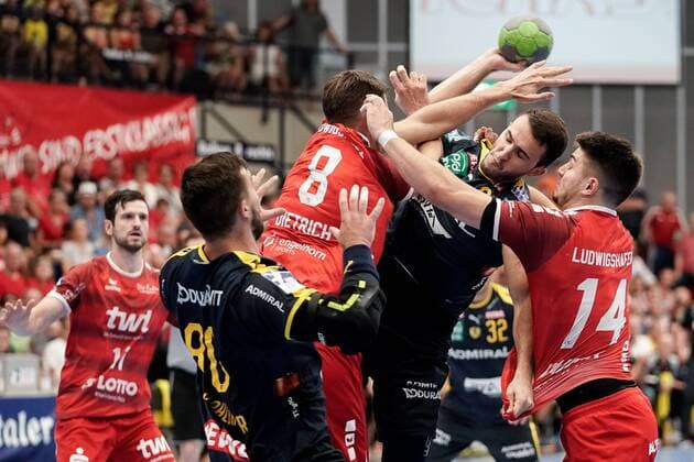v.li.: Jannik Kohlbacher (RNL, 80), Gunnar Dietrich (Die Eulen, 8), Romain Lagarde (RNL, 8), Maximilian Haider (Die Eulen, 14), Zweikampf, Spielszene, Duell, duel, tackle, tackling, Dynamik, Action, Aktion, 25.08.2019, Ludwigshafen am Rhein (Deutschland), Handball, Bundesliga, TSG Ludwigshafen-Friesenheim (Die Eulen) - Rhein-Neckar Löwen, DFB DFL REGULATIONS PROHIBIT ANY USE OF PHOTOGRAPHS AS IMAGE SEQUENCES AND OR QUASI-VIDEO.