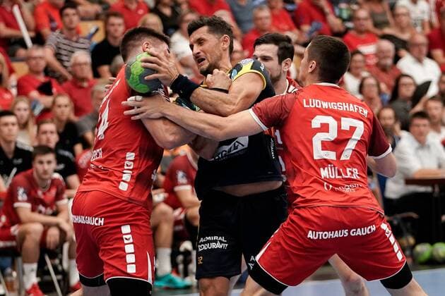 Sport Bilder des Tages v.li.: Maximilian Haider (Die Eulen, 14), Alexander Petersson (RNL, 32), Jonathan Scholz (Die Eulen, 11), Jerome Müller (Die Eulen, 27), Zweikampf, Spielszene, Duell, duel, tackle, tackling, Dynamik, Action, Aktion, 25.08.2019, Ludwigshafen am Rhein, Handball, Bundesliga, TSG Ludwigshafen-Friesenheim (Die Eulen) - Rhein-Neckar Löwen