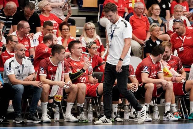 Benjamin Matschke (Ben Matschke, Trainer, Cheftrainer, Die Eulen), Freisteller, Ganzkörper, Einzelbild, Aktion, Action, enttäuscht schauend, Enttäuschung, Frustration, disappointed, pessimistisch, 25.08.2019, Ludwigshafen am Rhein, Handball, Bundesliga, TSG Ludwigshafen-Friesenheim (Die Eulen) - Rhein-Neckar Löwen