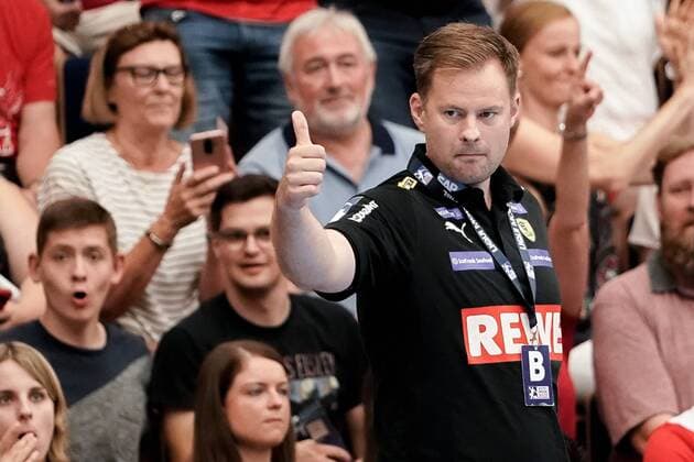 Kristjan Andresson (Trainer, Cheftrainer, RNL), mit Daumen nach oben, Geste, Gestik, zuversichtlich, optimistisch, Action, Aktion, Einzelbild, 25.08.2019, Ludwigshafen am Rhein, Handball, Bundesliga, TSG Ludwigshafen-Friesenheim (Die Eulen) - Rhein-Neckar Löwen