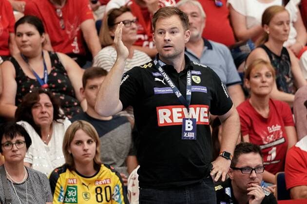 Kristjan Andresson (Trainer, Cheftrainer, RNL), gibt Anweisungen, gestikuliert, mit den Armen gestikulieren, gives instructions, gesticulate, Einzelbild, Aktion, Action, 25.08.2019, Ludwigshafen am Rhein, Handball, Bundesliga, TSG Ludwigshafen-Friesenheim (Die Eulen) - Rhein-Neckar Löwen