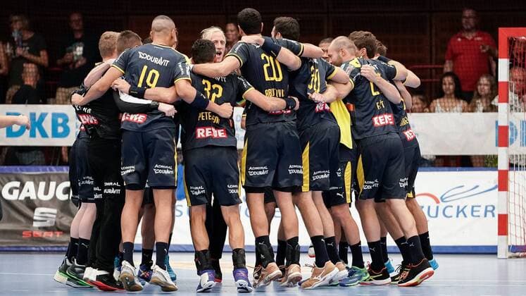 Spieler der Rhein-Neckar-Löwen Jubel nach dem Schlusspfiff im Kreis, Mannschaftskreis, Sieg, Sieger, Gewinner, jubelt, jubeln, Freude, optimistisch, Highlight, Action, Aktion, 25.08.2019, Ludwigshafen am Rhein, Handball, Bundesliga, TSG Ludwigshafen-Friesenheim (Die Eulen) - Rhein-Neckar Löwen