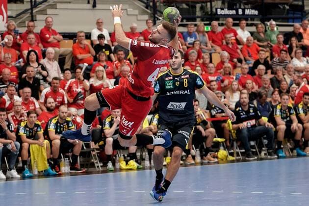 v.li.: Kai Dippe (Die Eulen, 43), Romain Lagarde (RNL, 8), beim Sprungwurf, Wurf, Torwurf, Action, Aktion, Spielszene, 25.08.2019, Ludwigshafen am Rhein (Deutschland), Handball, Bundesliga, TSG Ludwigshafen-Friesenheim (Die Eulen) - Rhein-Neckar Löwen
