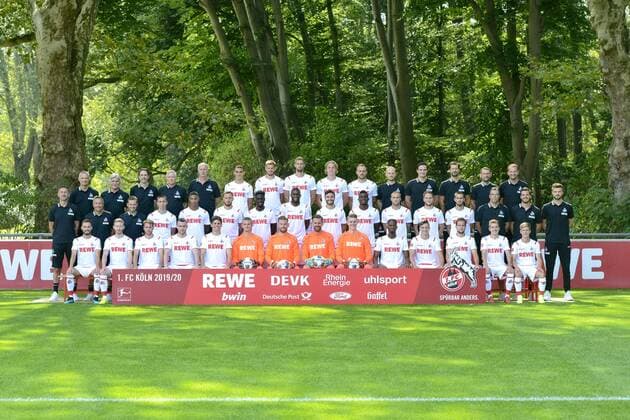 1. FC Köln; 1.BL, Porträttermin 2019 2020, Mannschaftsfoto Hintere Reihe, v.li.: Busfahrer Michael Liebetrut, Mannschaftsarzt Dr. Peter Schäferhoff, Mannschaftsarzt Dr. Paul Klein, Zeugwart Frank Almstedt, Zeugwart Kresimir Ban, Ellyes Skhiri, Simon Terodde, Lasse Sobiech, Sebastiaan Bornauw, Rafael Czichos, Physiotherapeut Christian Osebold, Videoanalyst Hannes Dold, Physiotherapeut Daniel Schütz, Leiter Physiotherapie und Rehabilitation Klaus Maierstein, Teammanager Denis Lapaczinski Mittlere Reihe, v.li: Cheftrainer Achim Beierlorzer, Co-Trainer Manfred Schmid, Co-Trainer AndrŽ Pawlak, Darko Churlinov, Ismail Jakobs, Marco Höger, Kingsley Schindler, Anthony Modeste, Jonas Hector, Jhon Cordoba, Marcel Risse, Benno Schmitz, Dominick Drexler, Torwarttrainer Andreas Menger, Athletiktrainer Max Weuthen, Athletiktrainer Dennis Morschel Vordere Reihe, v.li: Birger Verstraete, Florian Kainz, Matthias Bader, Christian Clemens, Jorge Mere, Brady Scott, Timo Horn, Thomas Kessler, Julian Krahl, Kingsley Ehizibue, Noah Katterbach, Louis Schaub, Niklas Hauptmann, Vincent Koziello