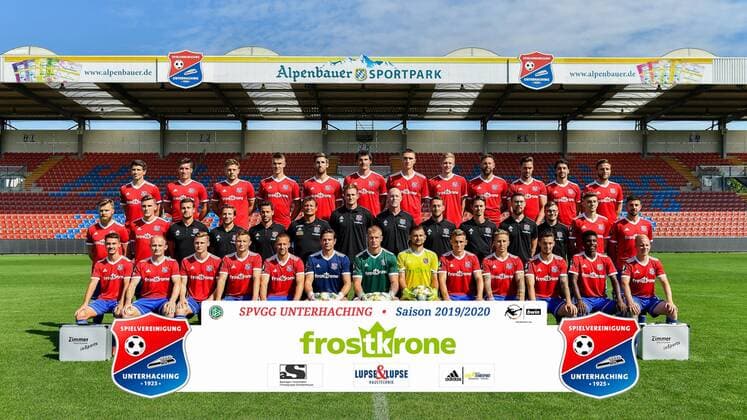 SpVgg Unterhaching; 3.Liga, Porträttermin 2019 2020, Mannschaftsfoto, Hintere Reihe v.li.: Jim-Patrick Müller, Thomas Hagn, Paul Grauschopf, Florian Dietz, Alexander Winkler, Dominik Stroh-Engel, Christoph Greger, Jannik Bandowski, Marc Endres, Josef Welzmüller, Markus Schwabl, Dominik Stahl, Mittlere Reihe v.li.: Stephan Hain, Niclas Stierlin, Georg Wallner (Athletiktrainer), Sebastian Friedl (Co-Trainer), Ptrick Irmler (Co-Trainer), Claus Schromm (Cheftrainer) Sebastian Wolf (Torwarttrainer), Steffen Galm (Leiter Kaderplanung), Dominic Faul (Techniktrainer), Andreas Fischer (Physio), Felix Schierholt (Physio), Stefan Schwabl (Zeugwart), Lucas Hufnagl, Moritz Heinrich (Unterhaching, 27), Vordere Reihe v.li.: Christoph Ehlich, Maximilian Krauß, Alexander Kaltner, Niclas Anspach, Felix Schröter, Michael Gurski, Nico Mantl, Steve Kroll, Max Dombrowka, Luca Marseiler, Maximilian Bauer, Stephan Mensah, Sascha Bigalke