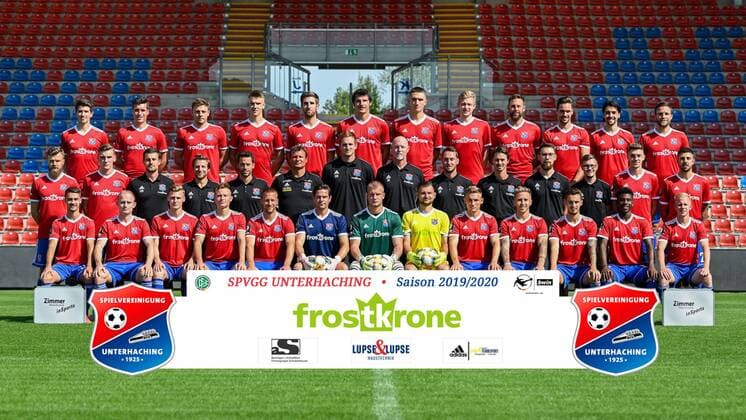 SpVgg Unterhaching; 3.Liga, Porträttermin 2019 2020, Mannschaftsfoto, Hintere Reihe v.li.: Jim-Patrick Müller, Thomas Hagn, Paul Grauschopf, Florian Dietz, Alexander Winkler, Dominik Stroh-Engel, Christoph Greger, Jannik Bandowski, Marc Endres, Josef Welzmüller, Markus Schwabl, Dominik Stahl, Mittlere Reihe v.li.: Stephan Hain, Niclas Stierlin, Georg Wallner (Athletiktrainer), Sebastian Friedl (Co-Trainer), Ptrick Irmler (Co-Trainer), Claus Schromm (Cheftrainer) Sebastian Wolf (Torwarttrainer), Steffen Galm (Leiter Kaderplanung), Dominic Faul (Techniktrainer), Andreas Fischer (Physio), Felix Schierholt (Physio), Stefan Schwabl (Zeugwart), Lucas Hufnagl, Moritz Heinrich (Unterhaching, 27), Vordere Reihe v.li.: Christoph Ehlich, Maximilian Krauß, Alexander Kaltner, Niclas Anspach, Felix Schröter, Michael Gurski, Nico Mantl, Steve Kroll, Max Dombrowka, Luca Marseiler, Maximilian Bauer, Stephan Mensah, Sascha Bigalke