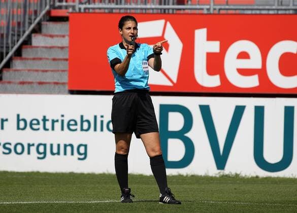 v.li.: Schiedsrichterin Riem Hussein gibt Anweisungen, gestikuliert, mit den Armen gestikulieren, gives instructions, gesticulate, Freisteller, Einzelbild, Aktion, 31.08.2019, Würzburg (Deutschland), Fussball, 3. Liga, FC Würzburger Kickers - FSV Zwickau, DFB DFL REGULATIONS PROHIBIT ANY USE OF PHOTOGRAPHS AS IMAGE SEQUENCES AND OR QUASI-VIDEO.