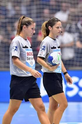Schiedsrichterinnen Tanja Schilha und Maike Merz mit dem Spielball , GER, MT Melsungen - TBV Lemgo, Handball, 1. Bundesliga Maenner, 04.09.2019, GER, MT Melsungen - TBV Lemgo, Handball, 1. Liga Maenner, 04.09.2019 Kassel Copyright: xEIBNER RolandxSippelx EP_RSL