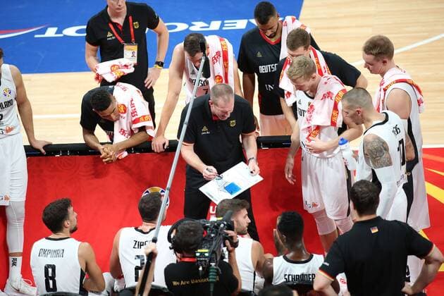 Bundestrainer Henrik Roedl (Deutschland) gibt Anweisungen an seine Spieler, Ismet Akpinar 8 (Deutschland), Paul Zipser 21 (Deutschland), Maximilian Kleber 24 (Deutschland), Danilo Barthel 22 (Deutschland), Maodo Lo 4 (Deutschland), Paul Zipser 21 (Deutschland), Johannes Thiemann 32 (Deutschland), Niels Giffey 5 (Deutschland), Daniel Theis 10 (Deutschland), Dennis Schroeder 17 (Deutschland), Deutschland vs. Jordanien, Basketball, Vorrunde, FIBA World Cup 2019, 05.09.2019 Shenzhen China China