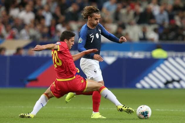 Fußball, EM Quali, Frankreich - Andorra Paris, France 10.09.2019, UEFA EM Qualifikation, Runde 6, Gruppe H, Frankreich - Andorra, Max Llovera (AND) und Antoine Griezmann (FRA) im zweikampf, battle for the ball, ( Paris Stade de France France eu-images- 01062000324