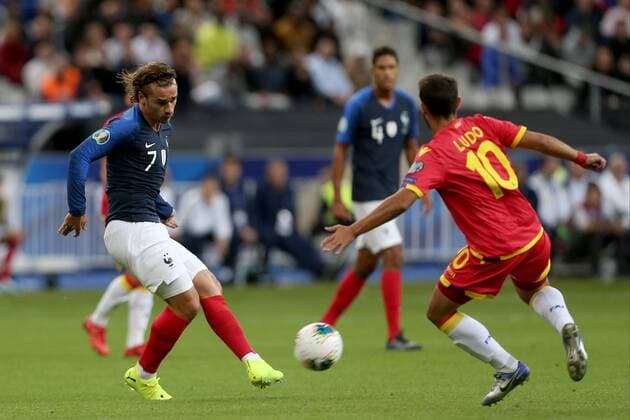 Fußball, EM Quali, Frankreich - Andorra Paris, France 10.09.2019, UEFA EM Qualifikation, Runde 6, Gruppe H, Frankreich - Andorra, Antoine Griezmann (FRA) und Ludovic Clemente (AND) im zweikampf, battle for the ball, ( Paris Stade de France France eu-images- 01062000328