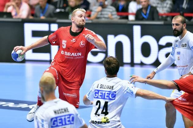 Julius Kuehn (MT Melsungen) beim Wurf; Zeljko Musa (SC Magdeburg) (R) , GER, MT Melsungen - SC Magdeburg, Handball, 1. Bundesliga Maenner, 12.09.2019, GER, MT Melsungen - SC Magdeburg, Handball, 1. Liga Maenner, 12.09.2019 Kassel Copyright: xEIBNER RolandxSippelx EP_RSL