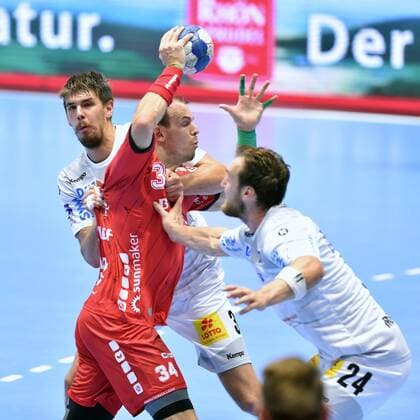 Kai Haefner (MT Melsungen) (am Ball) und Piotr Chrapkowski (SC Magdeburg) (hinten), Christian O Sullivan (SC Magdeburg) (R) , GER, MT Melsungen - SC Magdeburg, Handball, 1. Bundesliga Maenner, 12.09.2019, GER, MT Melsungen - SC Magdeburg, Handball, 1. Liga Maenner, 12.09.2019 Kassel Copyright: xEIBNER RolandxSippelx EP_RSL