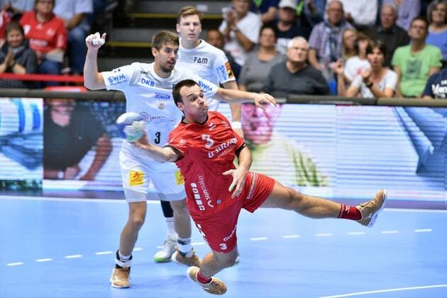 Marino Maric (MT Melsungen) beim Wurf; Piotr Chrapkowski (SC Magdeburg) und Christoph Steinert (SC Magdeburg) (hinten) , GER, MT Melsungen - SC Magdeburg, Handball, 1. Bundesliga Maenner, 12.09.2019, GER, MT Melsungen - SC Magdeburg, Handball, 1. Liga Maenner, 12.09.2019 Kassel Copyright: xEIBNER RolandxSippelx EP_RSL