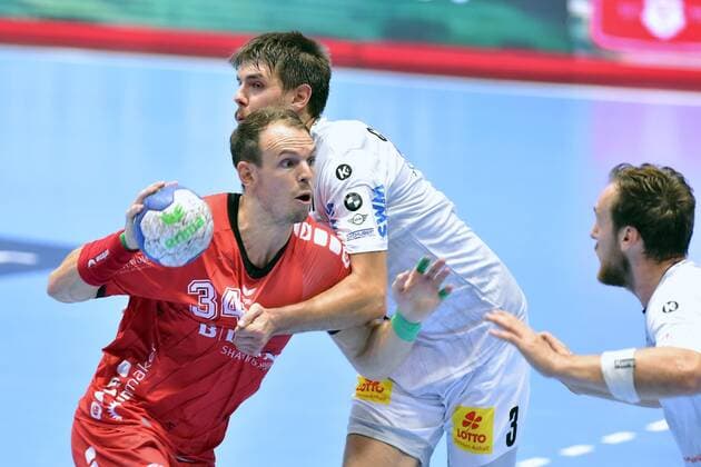 Kai Haefner (MT Melsungen) (am Ball) und Piotr Chrapkowski (SC Magdeburg) (hinten), Christian O Sullivan (SC Magdeburg) (R) , GER, MT Melsungen - SC Magdeburg, Handball, 1. Bundesliga Maenner, 12.09.2019, GER, MT Melsungen - SC Magdeburg, Handball, 1. Liga Maenner, 12.09.2019 Kassel Copyright: xEIBNER RolandxSippelx EP_RSL