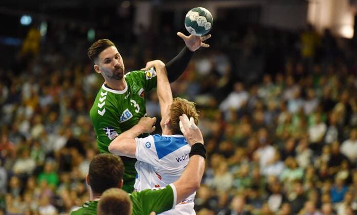 Fabian Wiede (Füchse), beim Wurf, vorne Adam Lönn (Stuttgart), Füchse Berlin - TVB Stuttgart 1. Bundesliga, DKB-Handballbundesliga, 2019 2020 Herren, Männer, Maenner, Handball, Deutschland, Germany, Max-Schmeling-Halle Berlin, 15.9.2019