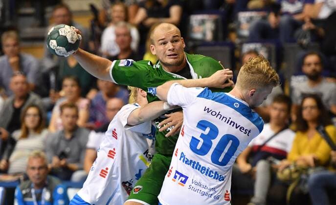 Paul Drux (Füchse) mit Ball, links Elvar Asgeirsson (Stuttgart), rechts Sascha Pfattheicher (Stuttgart), Füchse Berlin - TVB Stuttgart 1. Bundesliga, DKB-Handballbundesliga, 2019 2020 Herren, Männer, Maenner, Handball, Deutschland, Germany, Max-Schmeling-Halle Berlin, 15.9.2019