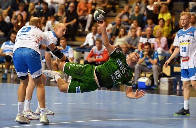 Paul Drux (Füchse) beim Wurf, r, hinten Elvar Asgeirsson (Stuttgart), vorne Manuel Späth (Stuttgart), Füchse Berlin - TVB Stuttgart 1. Bundesliga, DKB-Handballbundesliga, 2019 2020 Herren, Männer, Maenner, Handball, Deutschland, Germany, Max-Schmeling-Halle Berlin, 15.9.2019