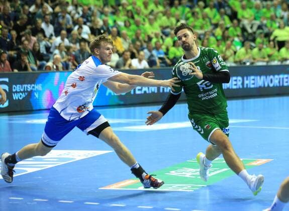 GER, DHB, 1.HBL, FUECHSE BERLIN VS. TVB Stuttgart 15.09.2019, Max Schmeling Halle, Berlin, GER, DHB, 1.HBL, FUECHSE BERLIN VS. TVB Stuttgart, DHB regulations prohibit any use of photographs as image sequences and or quasi-video im Bild Fabian Wiede (Fuechse Berlin 3), Adam Loenn (Stuttgart 11)