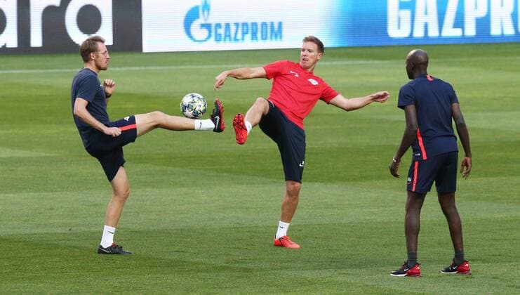 Sport Bilder des Tages RB Leipzig - Training Fussball Champions League Lissabon, 16.09.2019, Est‡dio da Luz, Fussball, UEFA Champions League, Gruppe G, 1.Spieltag , Benfica Lissabon vs. RB Leipzig , Abschlusstraining am Vortag des Spieles. , Im Bild; Sportpsychologe Max Pelka (RB Leipzig), Trainer Julian Nagelsmann, RB Leipzig, Teambetreuer Babacar N Diaye (RB Leipzig). , UEFA regulations prohibit any use of photographs as image sequences and or quasi-video