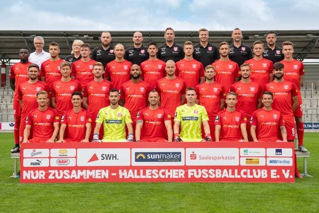 HFC Hallescher Fussballclub e.V; 3.Liga, Porträttermin 2019 2020, Mannschaftsfoto, hi. Reihe v.li.: Ralf Heskamp (Sportdirektor, HFC) , Dagmar Schultze (technische Mitarbeiterin) , Walter Moissejenko (Physiotherapeut) , Steve Rohr (Physiotherapeut) , Mario Nickeleit (Teamleiter) , Marian Unger (Torwarttrainer) , Michael Hiemisch (Co-Trainer) , Torsten Ziegner (Chef-Trainer) 2. Reihe v. o. und li. Ishmael Schubert-Abubakari , Erik Henschel , Niklas Kastenhofer , Björn Jopek , Dennis Mast , Nick Galle , Felix Drinkuth , Jannes Vollert , Florian Hansch 3. Reihe v. o. und li. Jonas Nietfeld , Tobias Schilk , Mathias Fetsch , Terrence Boyd , Sebastian Mai , Jan Washausen , Pascal Sohm , Antonios Papadopoulos u. Reihe v.li. Bentley Baxter Bahn , Niklas Landgraf , Kai Eisele (Torwart) , Toni Lindenhahn , Tom Müller (Torwart) , Julian Guttau , Patrick Göbel Halle Saale Sachsen-Anhalt Deutschland