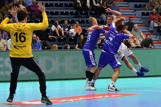 13 Niklas Weller ( 13 HSV Hamburg) gegen 4 Yonathan Dayan ( 4 VfL Gummersbach) und 23 Malte Meinhardt ( 23 VfL Gummersbach), VfL Gummersbach - HSV Hamburg, Maenner, 2. Liga, Liqui Moly Handball Bundesliga, 5. Spieltag, 28.08.2019, - VfL Gummersbach - Handball Verein Hamburg, , Handball, Liqui Moly 2. Handball Bundesliga, Maenner, Soielzeit 2019 20 Gummersbach Copyright: xEIBNER JuergenxAugstx EP_JOGI