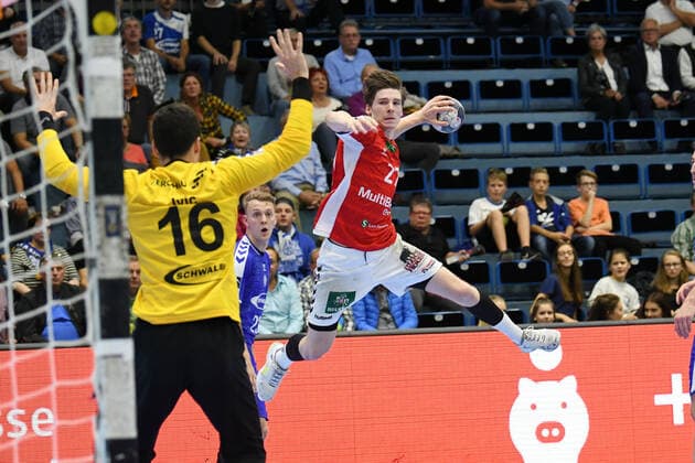 27 Thies Bergemann( 27 HSV Hamburg)gegen 16 Filip Ivic ( 16 VfL Gummersbach) , VfL Gummersbach - HSV Hamburg, Maenner, 2. Liga, Liqui Moly Handball Bundesliga, 5. Spieltag, 28.08.2019, - VfL Gummersbach - Handball Verein Hamburg, , Handball, Liqui Moly 2. Handball Bundesliga, Maenner, Soielzeit 2019 20 Gummersbach Copyright: xEIBNER JuergenxAugstx EP_JOGI