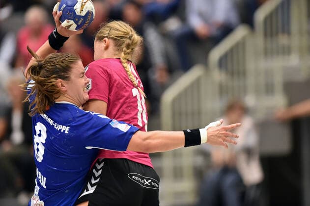 Tessa van Zijl (HSG Blomberg-Lippe) (am Ball) und Maxi Muehlner (HSG Bad Wildungen Vipers) ,GER, HSG Bad Wildungen Vipers - HSG Blomberg-Lippe, Handball, 1. Bundesliga Frauen, 21.09.2019, GER, HSG Bad Wildungen Vipers - HSG Blomberg-Lippe, Handball, 1. Liga Frauen, 21.09.2019 Bad Wildungen Copyright: xEIBNER RolandxSippelx EP_RSL