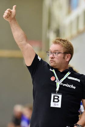 Sport Bilder des Tages Steffen Birkner (Trainer HSG Blomberg-Lippe) Daumen hoch ,GER, HSG Bad Wildungen Vipers - HSG Blomberg-Lippe, Handball, 1. Bundesliga Frauen, 21.09.2019, GER, HSG Bad Wildungen Vipers - HSG Blomberg-Lippe, Handball, 1. Liga Frauen, 21.09.2019 Bad Wildungen Copyright: xEIBNER RolandxSippelx EP_RSL