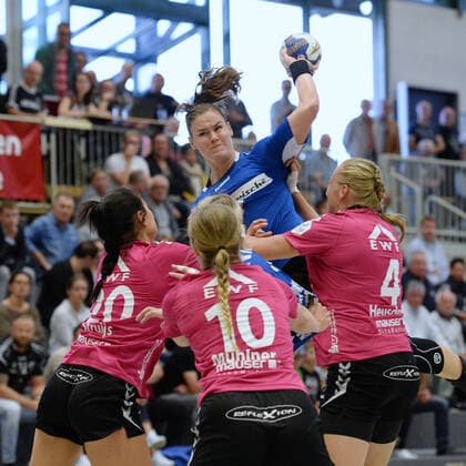 Tessa van Zijl (HSG Blomberg-Lippe) beim Wurf; Maxime Struijs (HSG Bad Wildungen Vipers), Maxi Muehlner (HSG Bad Wildungen Vipers) und Sabine Heusdens (HSG Bad Wildungen Vipers) (vorne, L-R) ,GER, HSG Bad Wildungen Vipers - HSG Blomberg-Lippe, Handball, 1. Bundesliga Frauen, 21.09.2019, GER, HSG Bad Wildungen Vipers - HSG Blomberg-Lippe, Handball, 1. Liga Frauen, 21.09.2019 Bad Wildungen Copyright: xEIBNER RolandxSippelx EP_RSL