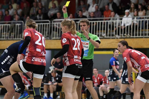 Alisa Pester ( 28, BSV Sachsen Zwickau) sieht die gelbe Karte, SG H2KU Herrenberg vs. BSV Sachsen Zwickau, 2. Handball Bundesliga Frauen, 3. Spieltag, Saison 19 20, 121.09.2019, SG H2KU Herrenberg vs. BSV Sachsen Zwickau, 2. Handball Bundesliga Frauen, 3. Spieltag, Saison 19 20, 121.09.2019 Dettingen an der Erms