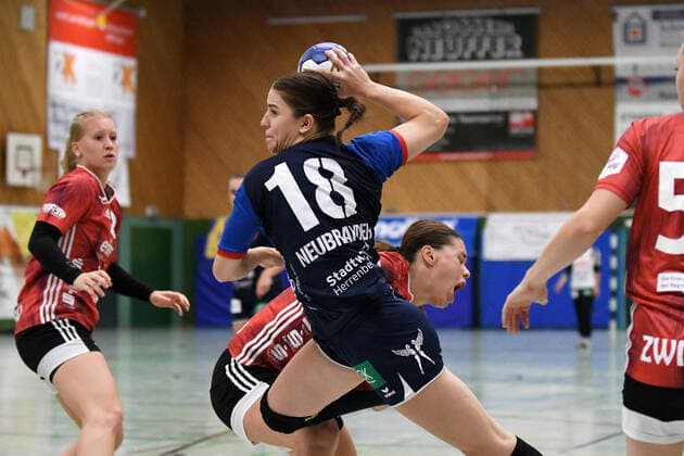 Lea Neubrander ( 18, SG H2KU Herrenberg) setzt sich gegen Katarina Pavlovic ( 10, BSV Sachsen Zwickau) durch, SG H2KU Herrenberg vs. BSV Sachsen Zwickau, 2. Handball Bundesliga Frauen, 3. Spieltag, Saison 19 20, 121.09.2019, SG H2KU Herrenberg vs. BSV Sachsen Zwickau, 2. Handball Bundesliga Frauen, 3. Spieltag, Saison 19 20, 121.09.2019 Dettingen an der Erms