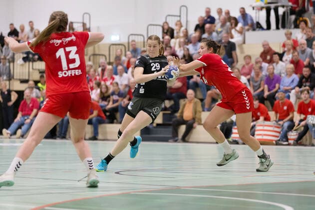 FSG Mainz 05 Budenheim - Buxtehuder SV,21.09.2019,GER,Handball, im Alicia Soffel,(1.FSV Mainz05, 13),Paulina Golla,(Buxtehuder SV, 29)Bundesliga-Debüt, Eibner-Pressefoto Ulrich Scherbaum FSG Mainz 05 Budenheim - Buxtehuder SV Mainz-Budenheim Copyright: xEibner-Pressefoto UlrichxScherbax EP_usm